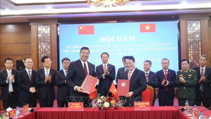 Vietnam and China to accelerate construction of pilot smart border gate